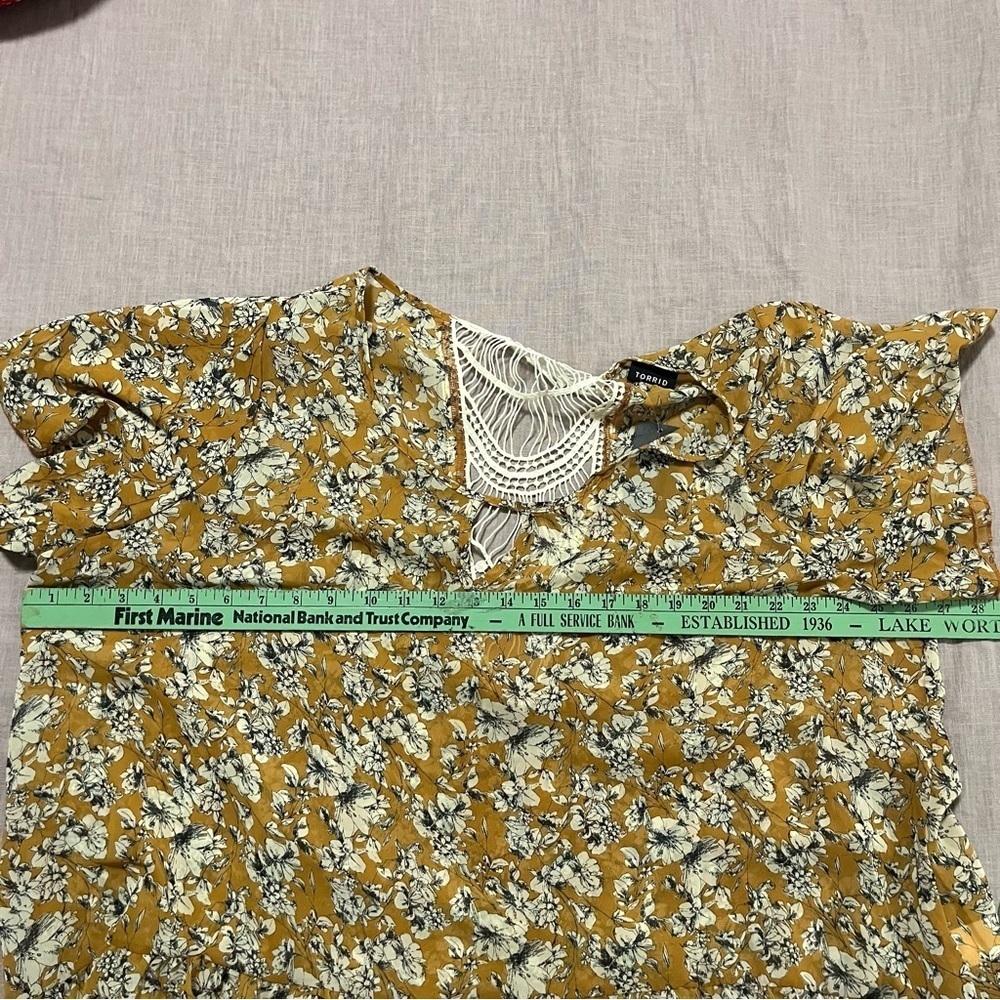 NWT Torrid Mustard Floral Tunic Top flutter sleeve Lace detail Plus Size 3x boho - Picture 6 of 6